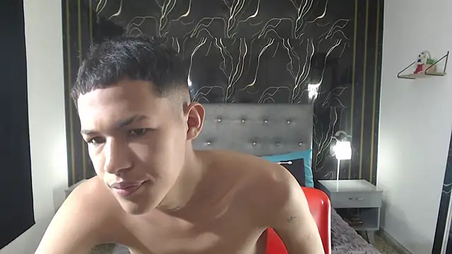 Snapshot of PhillipCox chatting on 05-18-26, 01:05 PhillipCox online show from 05-18-26, 01:05