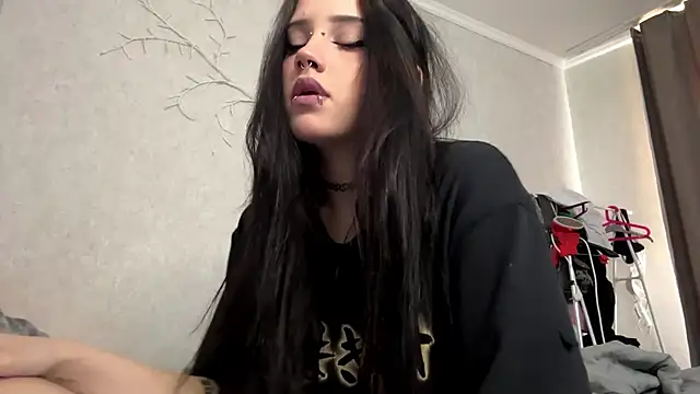 Snapshot of LouisePavlides chatting on 05-15-26, 12:47 LouisePavlides online show from 05-15-26, 12:47