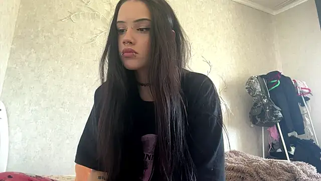 Snapshot of LouisePavlides chatting on 05-27-26, 01:29 LouisePavlides online show from 05-27-26, 01:29