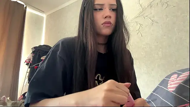 Snapshot of LouisePavlides chatting on 05-21-26, 12:13 LouisePavlides online show from 05-21-26, 12:13