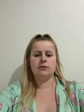 Snapshot of taylor-b chatting on 05-06-26, 04:44 taylor-b online show from 05-06-26, 04:44
