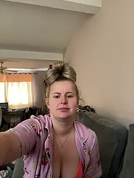 Snapshot of taylor-b chatting on 07-15-26, 10:44 taylor-b online show from 07-15-26, 10:44