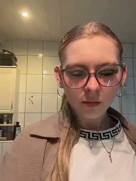 Snapshot of Lina-420 chatting on 05-07-26, 07:39 Lina-420 online show from 05-07-26, 07:39