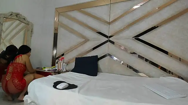 AuroraHoney32 online show from 05-19-26, 11:56