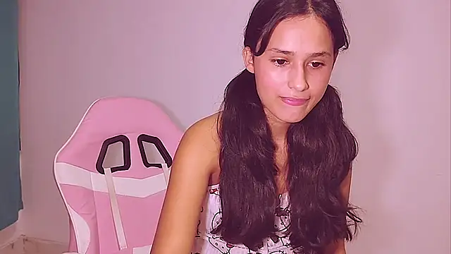 Snapshot of Baby_Elisee chatting on 07-26-26, 03:02 Baby Elisee online show from 07-26-26, 03:02