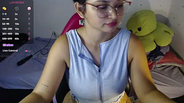 Snapshot of Lily____ chatting on 05-17-26, 09:37 Lily online show from 05-17-26, 09:37