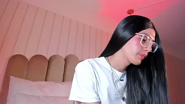 Snapshot of nicki-west chatting on 06-07-26, 03:28 nicki-west online show from 06-07-26, 03:28