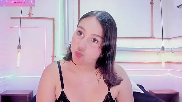 Snapshot of AmelieCooper chatting on 05-18-26, 03:50 AmelieCooper online show from 05-18-26, 03:50