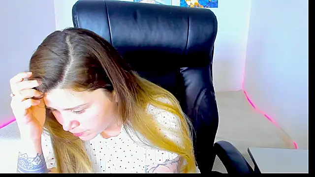 Snapshot of Natali_Secret chatting on 05-16-26, 09:52 Natali Secret online show from 05-16-26, 09:52