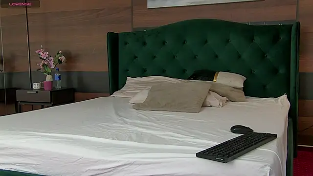 Snapshot of AlyceBeau chatting on 05-20-26, 05:59 AlyceBeau online show from 05-20-26, 05:59
