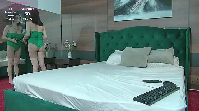 Snapshot of AlyceBeau chatting on 05-06-26, 06:28 AlyceBeau online show from 05-06-26, 06:28