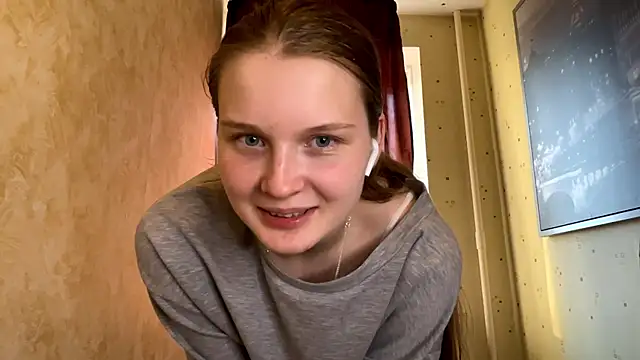 Snapshot of LongChillGerl chatting on 05-20-26, 05:32 LongChillGerl online show from 05-20-26, 05:32