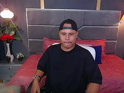 Snapshot of noah_oliver1 chatting on 06-12-26, 01:14 noah oliver1 online show from 06-12-26, 01:14