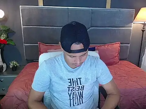 Snapshot of noah_oliver1 chatting on 06-16-26, 01:05 noah oliver1 online show from 06-16-26, 01:05