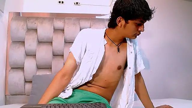 Snapshot of SahirCharm chatting on 05-30-26, 11:38 SahirCharm online show from 05-30-26, 11:38