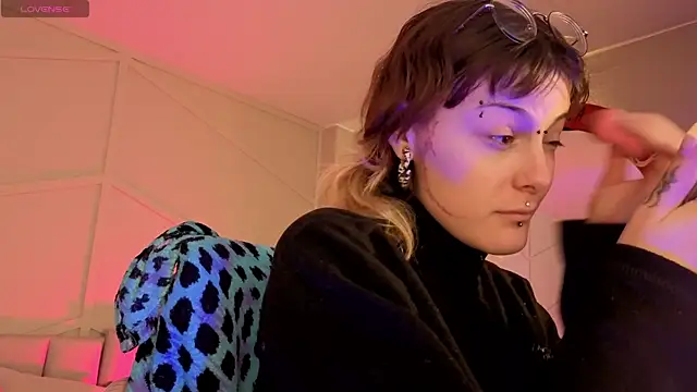 Snapshot of Rossiee_huntt chatting on 06-23-26, 01:09 Rossiee huntt online show from 06-23-26, 01:09