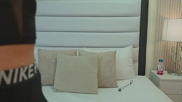 Snapshot of VioletSweetts chatting on 06-19-26, 03:23 VioletSweetts online show from 06-19-26, 03:23