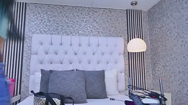 Snapshot of VioletSweetts chatting on 05-19-26, 07:21 VioletSweetts online show from 05-19-26, 07:21