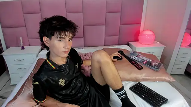 Snapshot of christopher_robin4 chatting on 06-04-26, 07:29 christopher robin4 online show from 06-04-26, 07:29
