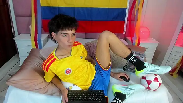 Snapshot of christopher_robin4 chatting on 06-11-26, 07:33 christopher robin4 online show from 06-11-26, 07:33