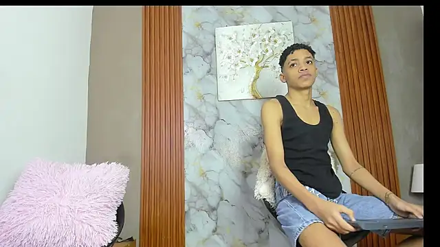 Snapshot of LOVE_GUYS1 chatting on 06-01-26, 01:22 LOVE GUYS1 online show from 06-01-26, 01:22