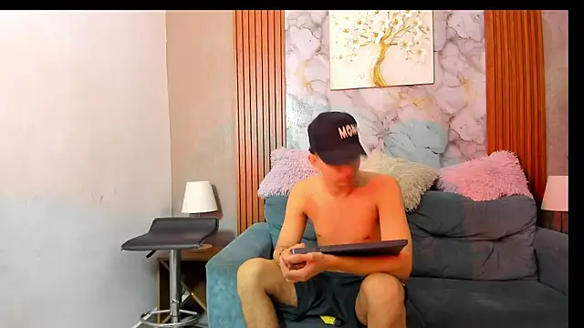 Snapshot of LOVE_GUYS1 chatting on 07-11-26, 01:55 LOVE GUYS1 online show from 07-11-26, 01:55