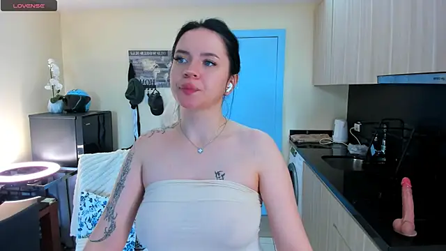 Snapshot of Evelyne_xx chatting on 06-03-26, 01:50 Evelyne xx online show from 06-03-26, 01:50