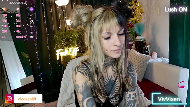 Snapshot of VivVixen chatting on 06-01-26, 02:06 VivVixen online show from 06-01-26, 02:06
