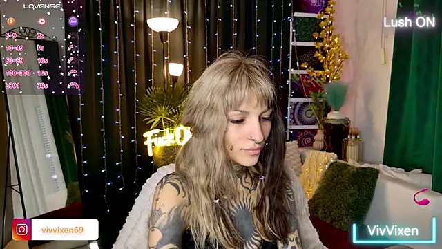 Snapshot of VivVixen chatting on 05-11-26, 02:40 VivVixen online show from 05-11-26, 02:40