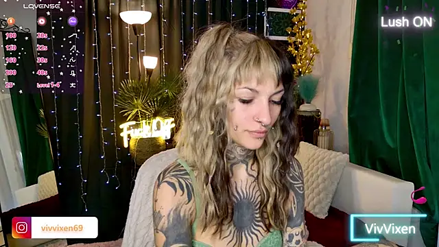 Snapshot of VivVixen chatting on 05-15-26, 05:33 VivVixen online show from 05-15-26, 05:33