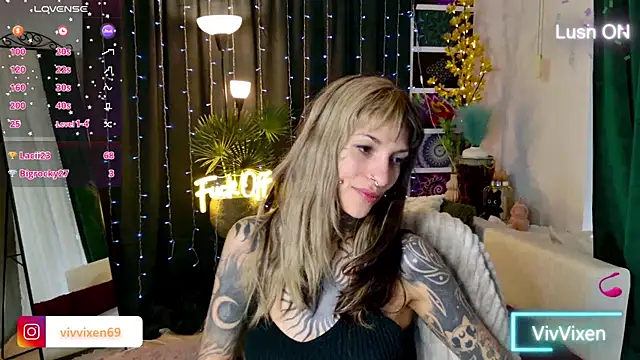 Snapshot of VivVixen chatting on 05-20-26, 04:04 VivVixen online show from 05-20-26, 04:04