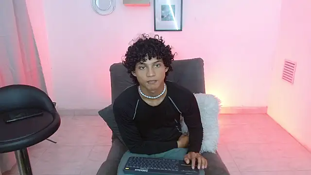 Snapshot of hades_derox_ chatting on 05-07-26, 12:37 hades derox online show from 05-07-26, 12:37