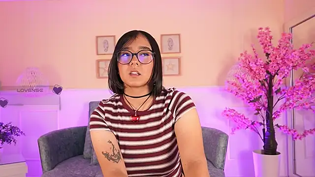 Snapshot of VioletJoness_ chatting on 06-02-26, 11:43 VioletJoness online show from 06-02-26, 11:43