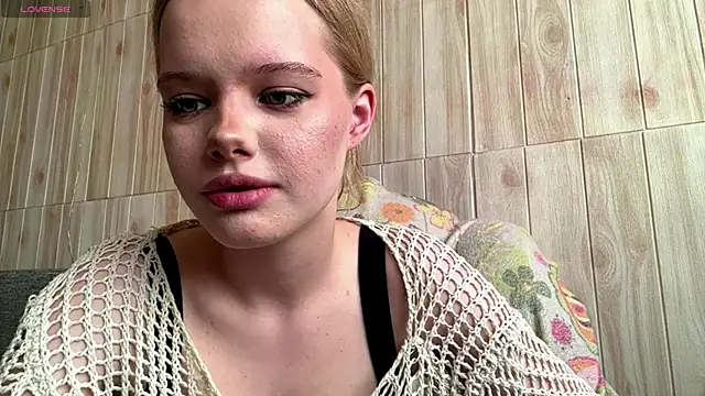 Snapshot of Malinwitch chatting on 06-25-26, 02:11 Malinwitch online show from 06-25-26, 02:11