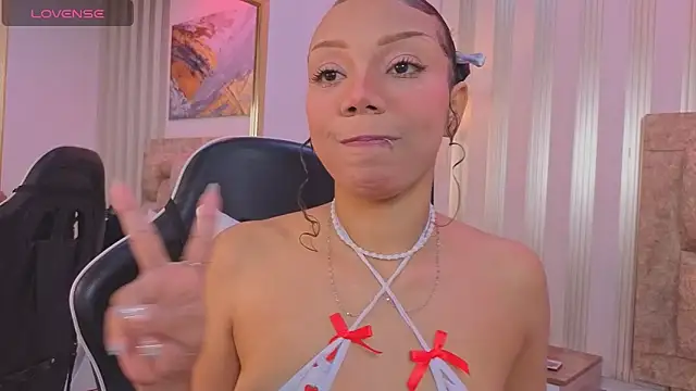 Snapshot of lilith_pink__ chatting on 05-20-26, 03:47 lilith pink online show from 05-20-26, 03:47