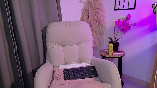 Alanna L online show from 05-07-26, 02:09