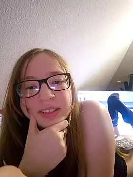 Snapshot of Freaky-Doll chatting on 05-28-26, 09:32 Freaky-Doll online show from 05-28-26, 09:32