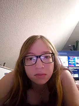 Snapshot of Freaky-Doll chatting on 05-29-26, 10:05 Freaky-Doll online show from 05-29-26, 10:05