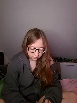 Snapshot of Freaky-Doll chatting on 06-14-26, 08:10 Freaky-Doll online show from 06-14-26, 08:10