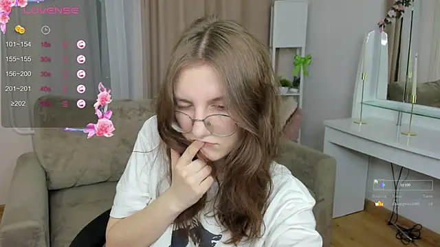 Snapshot of iMagdaLunna chatting on 06-04-26, 06:23 iMagdaLunna online show from 06-04-26, 06:23