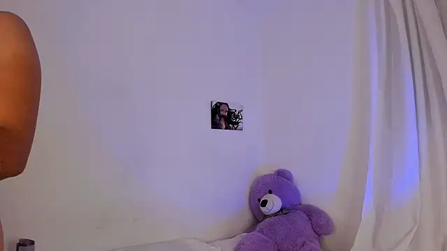 Snapshot of Violetta_cam_ chatting on 05-17-26, 02:22 Violetta cam online show from 05-17-26, 02:22