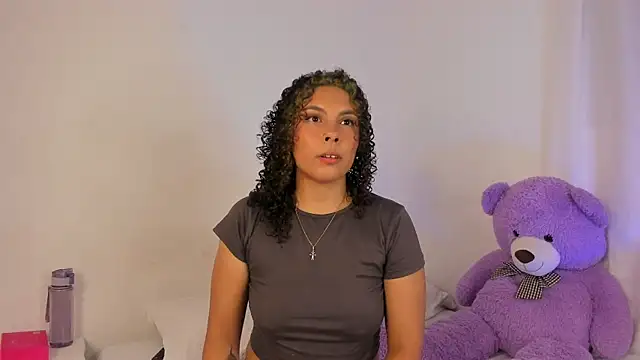Snapshot of Violetta_cam_ chatting on 05-14-26, 02:19 Violetta cam online show from 05-14-26, 02:19