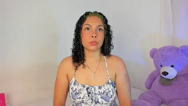 Snapshot of Violetta_cam_ chatting on 05-08-26, 02:26 Violetta cam online show from 05-08-26, 02:26