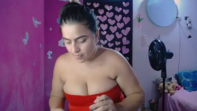 Snapshot of Kiara_tits chatting on 05-31-26, 01:33 Kiara tits online show from 05-31-26, 01:33