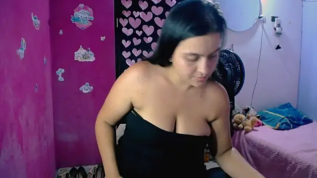 Snapshot of Kiara_tits chatting on 05-29-26, 01:33 Kiara tits online show from 05-29-26, 01:33