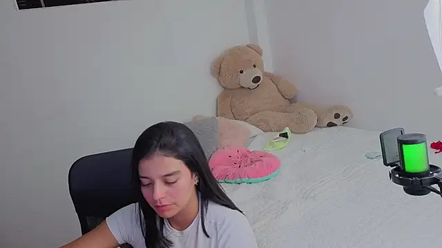 valerihouse  online show from 06-18-26, 12:20