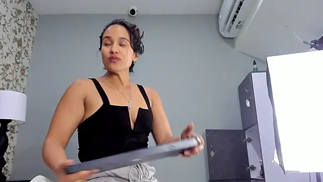 Snapshot of emilly_sweett chatting on 07-23-26, 01:58 emilly sweett online show from 07-23-26, 01:58