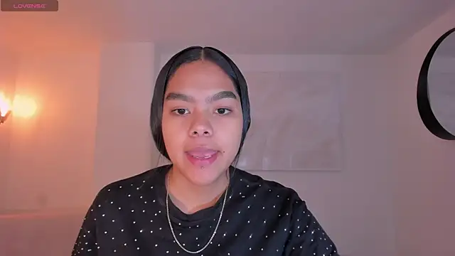 Snapshot of SaphiraJames chatting on 06-26-26, 02:06 SaphiraJames online show from 06-26-26, 02:06