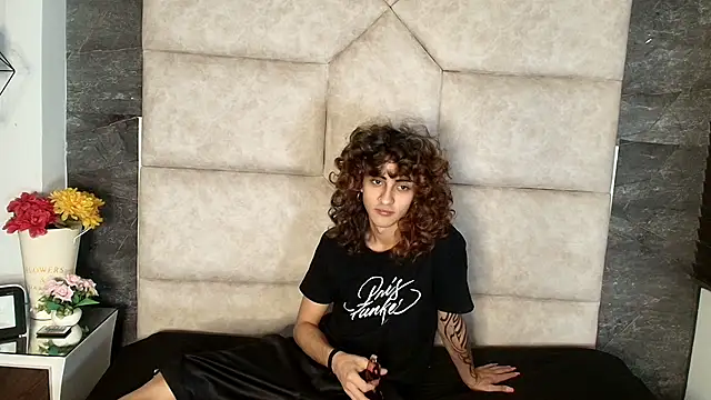 Snapshot of Divine_____ chatting on 06-16-26, 08:42 Divine online show from 06-16-26, 08:42