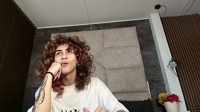 Snapshot of Divine_____ chatting on 06-15-26, 07:24 Divine online show from 06-15-26, 07:24